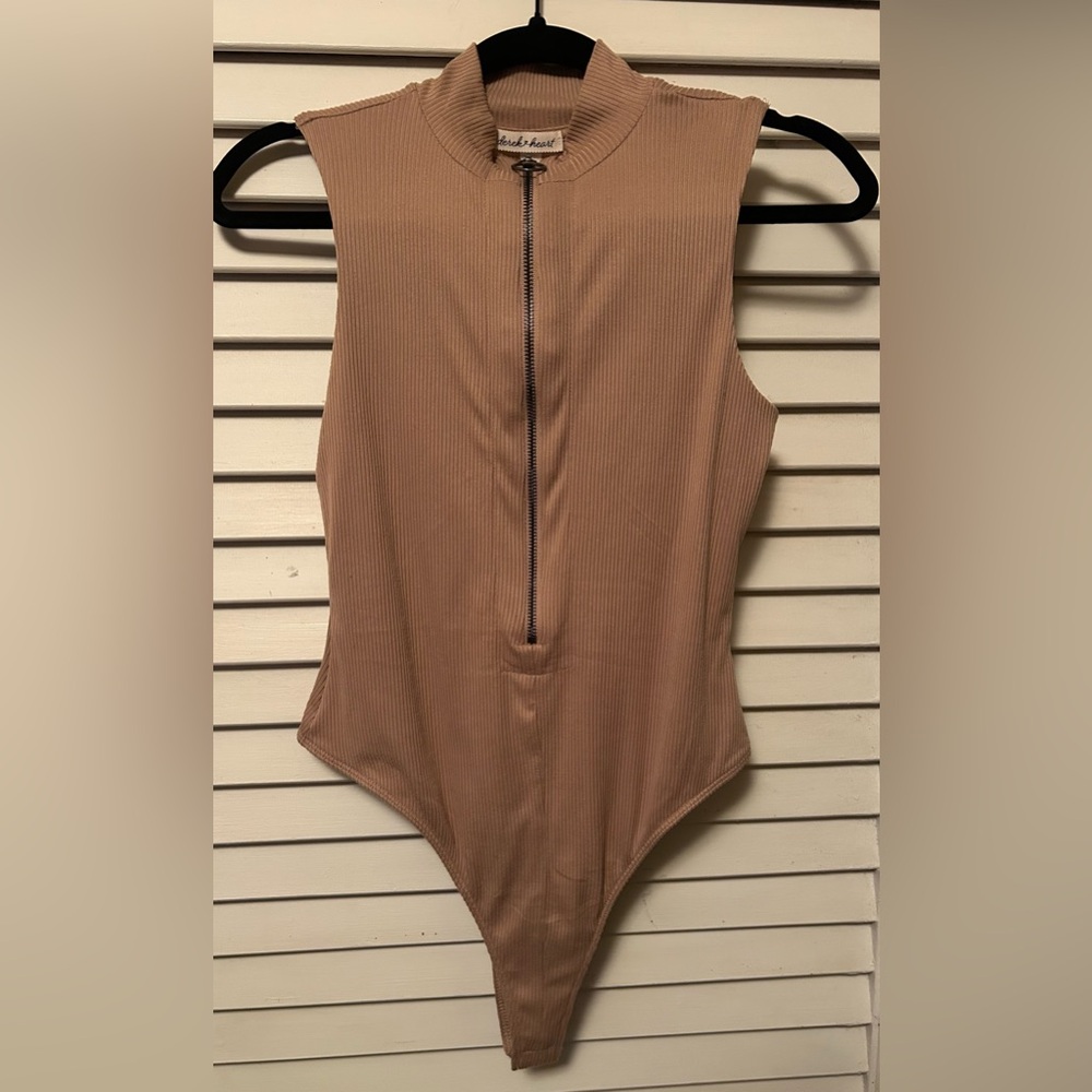 Derek Heart Ribbed Zip Front Bodysuit | Nude Tan Sleeveless Mock Neck | Size M
